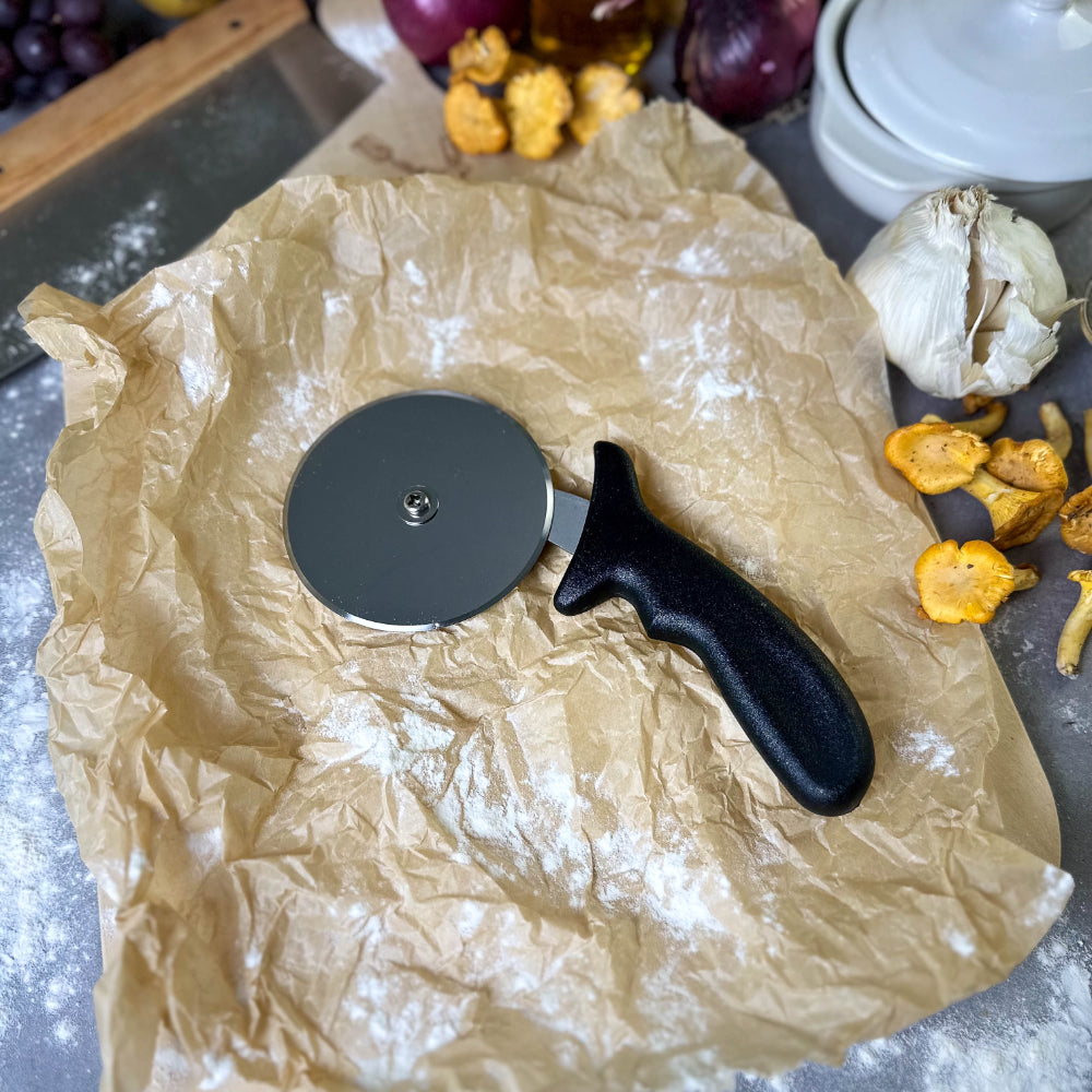 Tarte flambée rolling knife