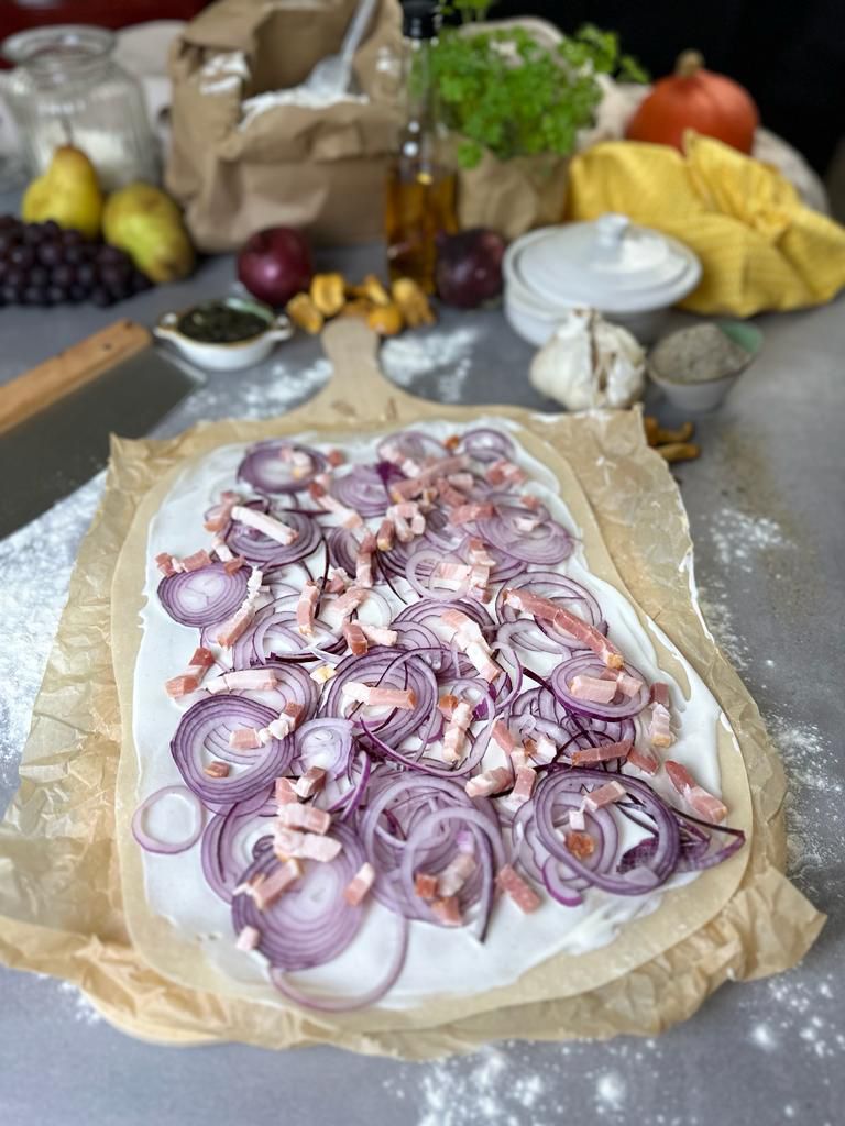 Flammkuchen mit Birne und Walnuss